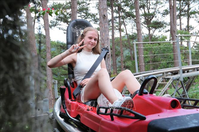Du khách quốc tế trải nghiệm xe trượt núi (Alpine Coaster) dài khoảng 2.400m. Ảnh: Hoàng Hiếu - TTXVN 