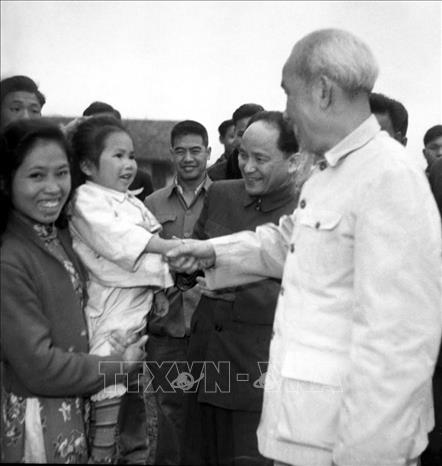 Đồng chí Hoàng Quốc Việt và Chủ tịch Hồ Chí Minh nói chuyện với các đại biểu dự Đại hội Công đoàn Việt Nam lần thứ II trong giờ nghỉ (Hà Nội, 1961). Ảnh: TTXVN