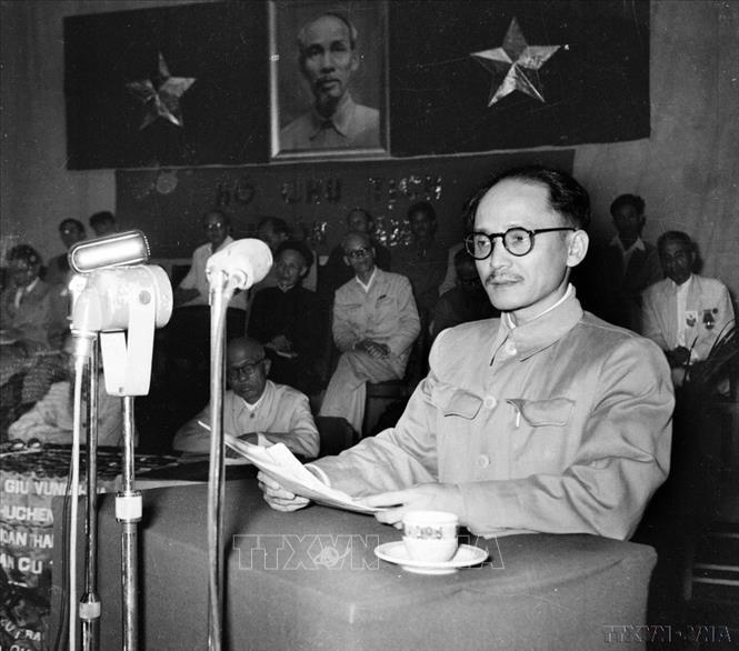 Đồng chí Hoàng Quốc Việt, Chủ tịch Tổng Liên đoàn Lao động Việt Nam đọc tham luận tại Hội nghị Ủy ban Liên Việt toàn quốc (1955). Ảnh: Văn Lượng - TTXVN