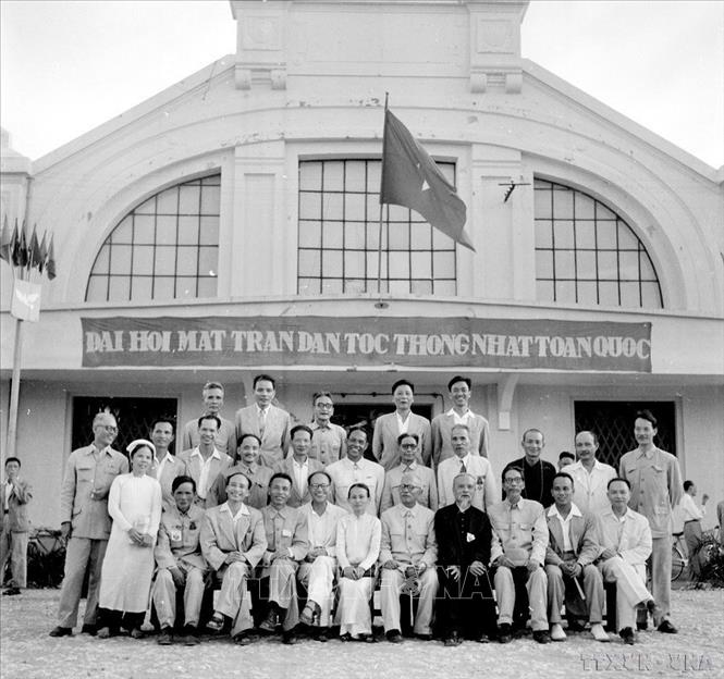 Đồng chí Hoàng Quốc Việt (thứ 5, trái sang, hàng đứng) cùng các đồng chí trong Ban thường trực Mặt trận Dân tộc thống nhất toàn quốc, họp tại thủ đô Hà Nội, từ 5 - 10/9/1955. Ảnh: Đức Hóa - TTXVN