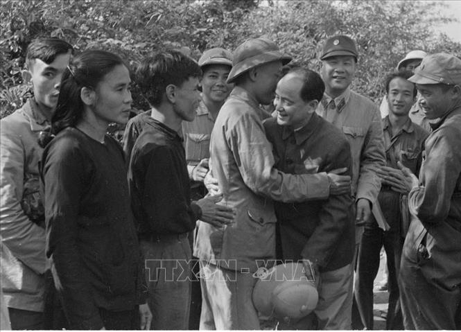 Nhân dịp Tết nguyên đán Đinh Mùi (1967), đồng chí Hoàng Quốc Việt, Chủ tịch Tổng Công đoàn Việt Nam đến thăm và chúc tết cán bộ, nhân dân khu Vĩnh Linh. Ảnh: TTXVN

