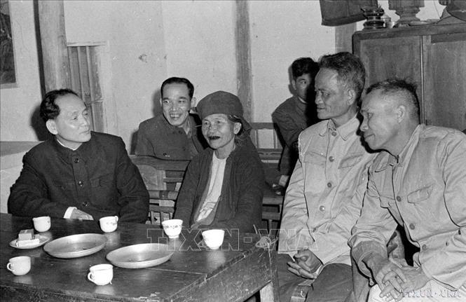 Nhân dịp tết Mậu Thân 1968, đồng chí Hoàng Quốc Việt, Chủ tịch Tổng Công đoàn Việt Nam đến thăm và chúc tết gia đình cụ Bùi Khắc Canh, xã Ngũ Kiên, huyện Vĩnh Tường, Vĩnh Phú, là gia đình có công với cách mạng. Ảnh: Nhật Trường -TTXVN