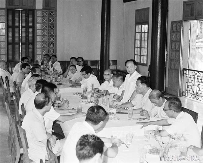 Đồng chí Hoàng Quốc Việt, Ủy viên Ủy Ban TW Mặt trận Tổ quốc Việt Nam, Chủ tịch Tổng Công đoàn Việt Nam nói chuyện thân mật với đoàn đại biểu Việt kiều ở Pháp về thăm tổ quốc (9/1970). Ảnh: Xuân Lâm - TTXVn