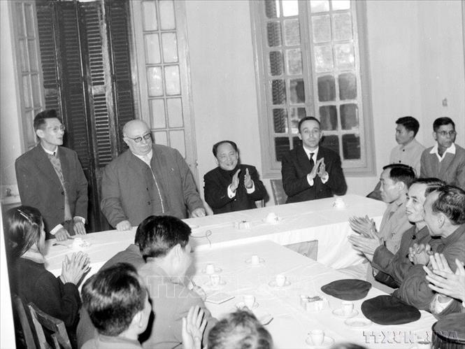 Đồng chí Hoàng Quốc Việt, Chủ tịch Tổng công đoàn Việt Nam và cán bộ cơ quan Tổng Công đoàn tiếp  thân mật đồng chí J.Duclos, người chiến sĩ lâu năm của phong trào công nhân Pháp đang thăm Việt Nam (1968). Ảnh: TTXVN
