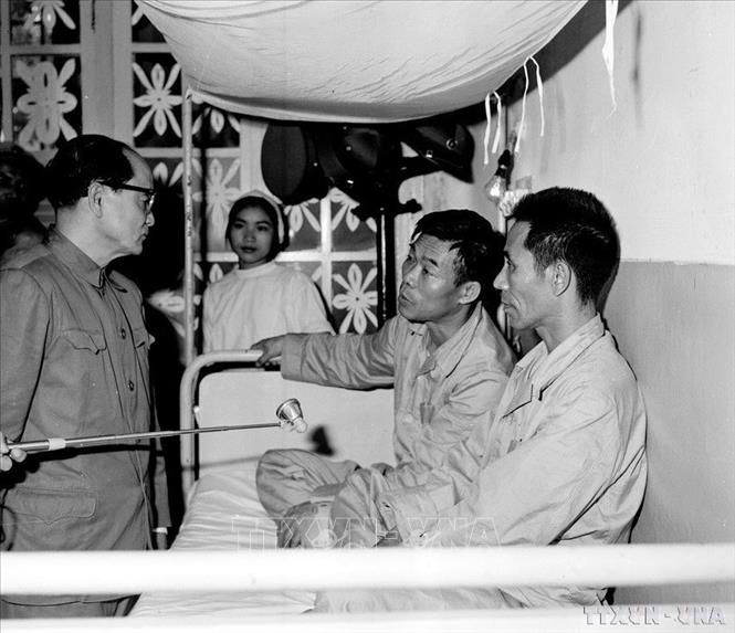 Đồng chí Hoàng Quốc Việt, Ủy viên Ủy Ban TW Mặt trận Tổ quốc Việt Nam, Chủ tịch Tổng Công đoàn Việt Nam thăm hỏi các chiến sĩ bị thương trong các cuộc hành hung ở Buôn Mê Thuột và Huế (3/1973). Ảnh: Hồng Thụ - TTXVN