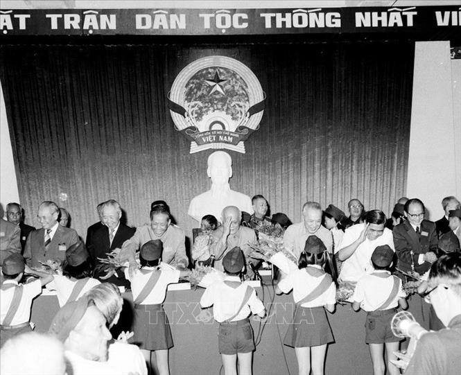 Đại hội Mặt trận thống nhất Việt Nam được tổ chức tại TP Hồ Chí Minh từ ngày 31/1 - 4/2/1977, hợp nhất 3 tổ chức: Mặt trận Tổ quốc Việt Nam, Mặt trận Dân tộc Giải phóng miền Nam Việt Nam, Liên minh các lực lượng dân tộc, dân chủ và hoà bình Việt Nam, lấy tên là Mặt trận Tổ quốc Việt Nam. Đoàn Chủ tịch gồm 45 vị. Chủ tịch danh dự là đồng chí Tôn Đức Thắng; Chủ tịch là đồng chí Hoàng Quốc Việt. Trong ảnh:Thiếu nhi thành phố Hồ Chí Minh tặng hoa đoàn Chủ tịch Đại hội. Ảnh: Kim Hùng - TTXVN