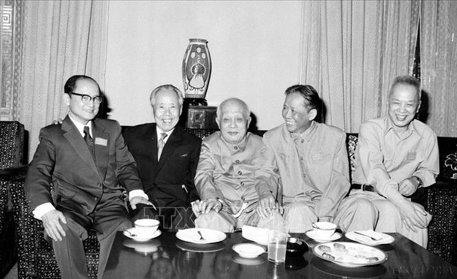 Đồng chí Hoàng Quốc Việt (ngoài cùng, trái sang) cùng đồng chí Tôn Đức Thắng, đồng chí Lê Duẩn và các đồng Nguyễn Hữu Thọ, Trịnh Đình Thảo tại Đại hội Mặt trận thống nhất Việt Nam, được tổ chức tại TP Hồ Chí Minh từ ngày 31/1 - 4/2/1977. Ảnh: Kim Hùng - TTXVN