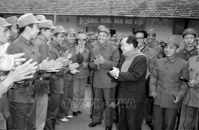 Đồng chí Hoàng Quốc Việt, Chủ tịch Tổng Công đoàn Việt Nam thăm và chúc tết cán bộ, chiến sĩ  Công an nhân dân tiểu đoàn 2, đoàn Tân Trào (30/1/1976). Ảnh: Trần Sơn - TTXVN