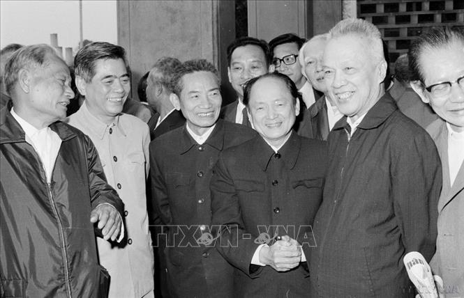 Chủ tịch Ủy ban Trung ương Mặt trận Tổ quốc Việt Nam Hoàng Quốc Việt với các đại biểu dự Hội nghị lần thứ 4 của UB TW MTTQ Việt Nam (Hà Nội, 26/2/1979). Ảnh: Xuân Lâm - TTXVN