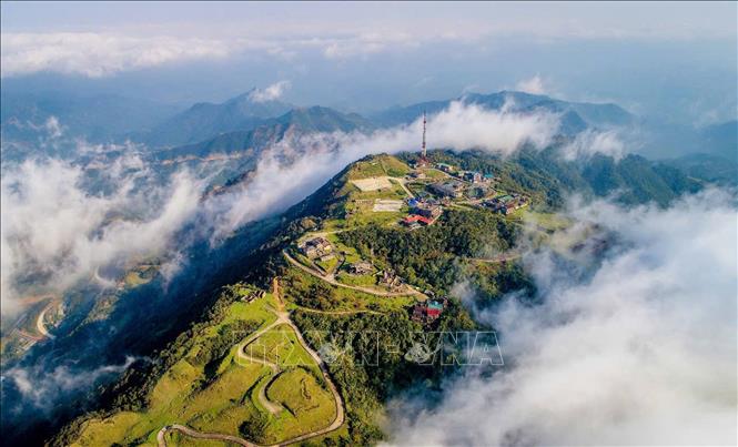 Núi Mẫu Sơn - điểm du lịch nổi tiếng của Xứ Lạng và cũng là điểm nhấn của du lịch huyện Lộc Bình. Ảnh: Anh Tuấn – TTXVN