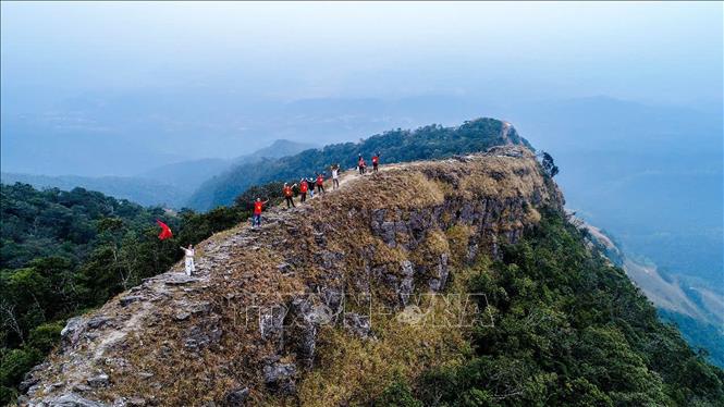 Du khách lên đỉnh núi Pia Pò (núi cha) đoạn qua “sống lưng Khủng Long” của huyện Lộc Bình. Ảnh: Anh Tuấn – TTXVN