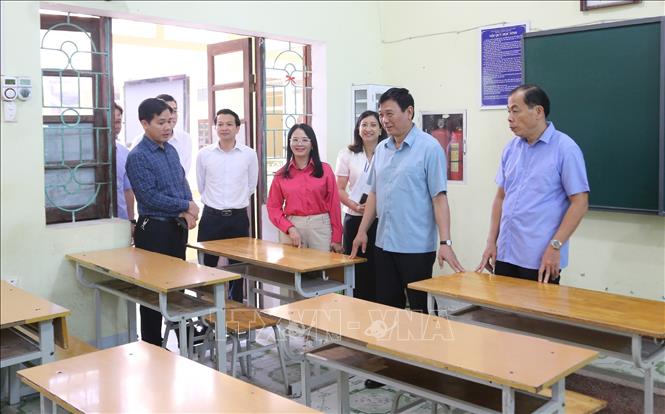 Đoàn công tác kiểm tra thực tế công tác chuẩn bị kỳ thi tuyển sinh lớp 10 THPT tại các điểm thi Trường THPT Cao Lộc (huyện Cao Lộc). Ảnh: Anh Tuấn – TTXVN