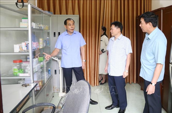 Đoàn công tác kiểm tra thực tế công tác chuẩn bị kỳ thi tuyển sinh lớp 10 THPT tại các điểm thi Trường THPT Cao Lộc (huyện Cao Lộc). Ảnh: Anh Tuấn – TTXVN
