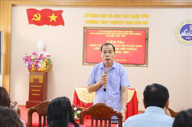 Giám đốc Sở Giáo dục và Đào tạo tỉnh Lạng Sơn Hoàng Quốc Tuấn phát biểu tại buổi kiểm tra. Ảnh: Anh Tuấn – TTXVN