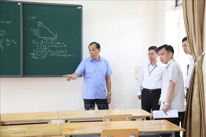 Đoàn công tác kiểm tra thực tế công tác chuẩn bị kỳ thi tuyển sinh lớp 10 THPT tại các điểm thi Trường THPT chuyên Chu Văn An (thành phố Lạng Sơn). Ảnh: Anh Tuấn – TTXVN