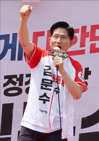 Ứng cử viên Kim Moon Soo của đảng Quyền lực quốc dân (PPP) cầm quyền. Ảnh: Yonhap/TTXVN