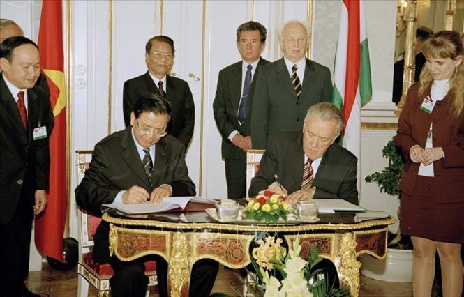 Tổng thống Hungary Ferenc Mádl và Chủ tịch nước Trần Đức Lương chứng kiến lễ ký Tuyên bố chung và Hiệp định hợp tác kinh tế giữa hai nước (2004). Ảnh: Nguyễn Khang - TTXVN