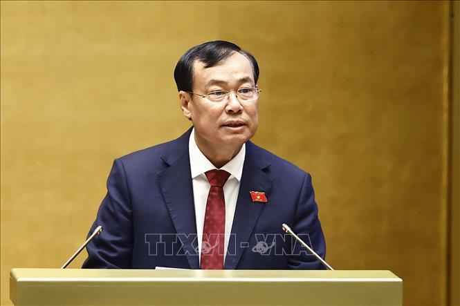 Chủ nhiệm Ủy ban Quốc phòng, An ninh và Đối ngoại của Quốc hội trình bày Báo cáo thẩm tra dự án Luật Tình trạng khẩn cấp. Ảnh: Doãn Tấn - TTXVN