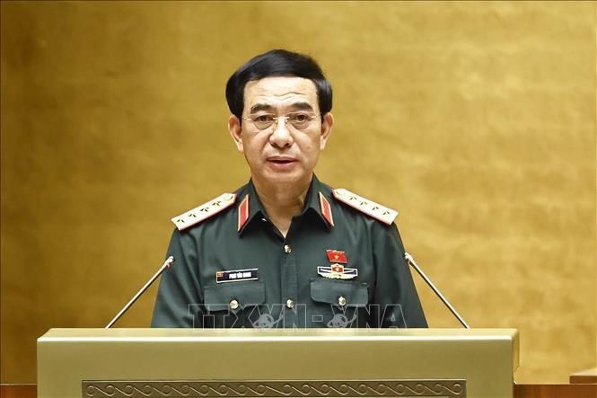 Bộ trưởng Bộ Quốc phòng Phan Văn Giang trình bày Tờ trình dự án Luật Tình trạng khẩn cấp. Ảnh: Doãn Tấn - TTXVN