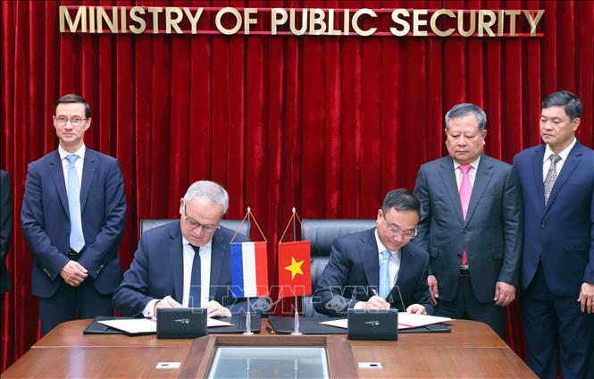 Trung tướng Phạm Thế Tùng, Thứ trưởng Bộ Công an và Bộ trưởng bên cạnh Bộ trưởng Bộ Nội vụ Pháp Francois Noel Buffet ký Thỏa thuận kỹ thuật giữa Bộ Công an Việt Nam và Bộ Nội vụ Pháp. Ảnh: Phạm Kiên - TTXVN