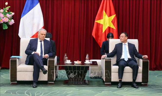 Trung tướng Phạm Thế Tùng, Thứ trưởng Bộ Công an tiếp Bộ trưởng bên cạnh Bộ trưởng Bộ Nội vụ Pháp Francois Noel Buffet. Ảnh: Phạm Kiên - TTXVN