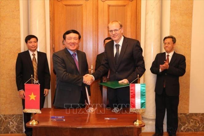 Chánh án Tòa án Nhân dân tối cao Nguyễn Hòa Bình và Chánh án Tòa án tối cao Hungary Peter Darak ký biên bản hợp tác giai đoạn 2018 – 2022. Ảnh: Trần Quang Vinh - TTXVN