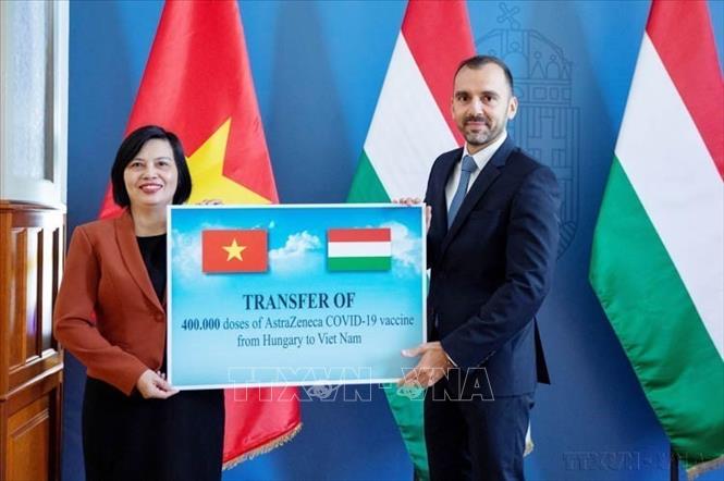 Phó Quốc Vụ khanh István Joó (bên phải) bàn giao 400.000 liều vaccine AstraZeneca do Chính phủ Hungary nhượng lại cho Việt Nam (Budapest, 12/10/2021). Ảnh: TTXVN phát