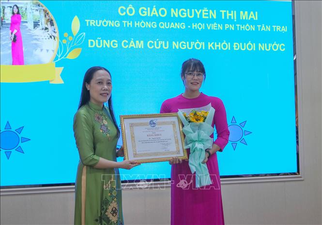 Hội Liên hiệp Phụ nữ Việt Nam tỉnh Nam Định trao tặng Bằng khen cho cô giáo Nguyễn Thị Mai vì có hành động dũng cảm cứu người. Ảnh: Công Luật - TTXVN