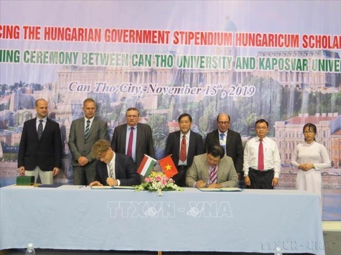 Giáo sư Hà Thanh Toàn, Hiệu trưởng trường Đại học Cần Thơ và Đại sứ Hungary tại Việt Nam Ory Csaba ký Biên bản ghi nhớ hợp tác trong đào tạo nguồn nhân lực, trao đổi du học sinh và giao lưu văn hóa giữa hai đơn vị (15/11/2019). Ảnh: Ánh Tuyết - TTXVN