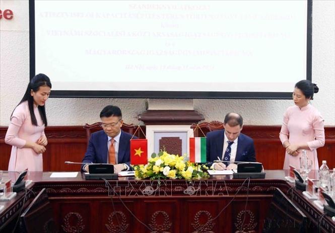 Bộ trưởng Bộ Tư pháp Lê Thành Long và Bộ trưởng Bộ Tư pháp Hungary Bence Tuzson ký kết Ý định thư về hợp tác trong lĩnh vực đào tạo cán bộ Tư pháp giữa hai nước (Hà Nội, 15/11/2023). Ảnh: Phạm Kiên - TTXVN