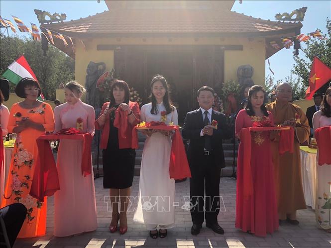 Phó Chủ tịch, Tổng Thư ký Uỷ ban Trung ương MTTQ Việt Nam Hầu A Lềnh cắt băng khánh thành chùa Đại Bi tại thành phố Simontornya, cách thủ đô Budapest của Hungary 140km về phía Nam. Ảnh: TTXVN