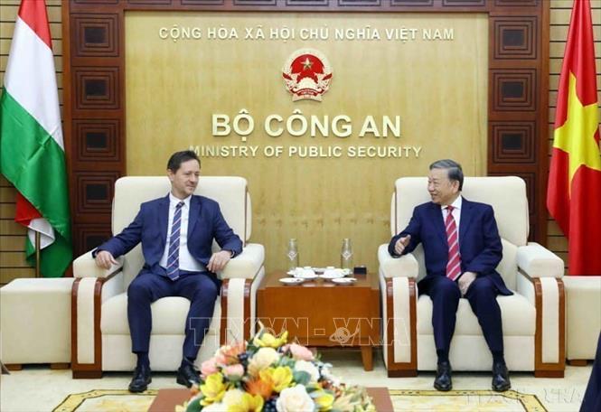 Đại tướng Tô Lâm, Bộ trưởng Bộ Công an tiếp Đại sứ đặc mệnh toàn quyền Cộng hòa Hungary tại Việt Nam Baloghdi Tibor (Hà Nội, 14/2/2023). Ảnh: Phạm Kiên - TTXVN