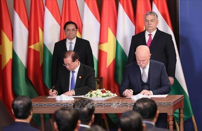 Thủ tướng Phạm Minh Chính và Thủ tướng Viktor Orbán chứng kiến lễ ký văn kiện hợp tác giữa Bộ Văn hoá, Thể thao và Du lịch Việt Nam với Bộ Văn hoá và Đổi mới sáng tạo Hungary (Budapest, 18/1/2024). Ảnh: Dương Giang - TTXVN