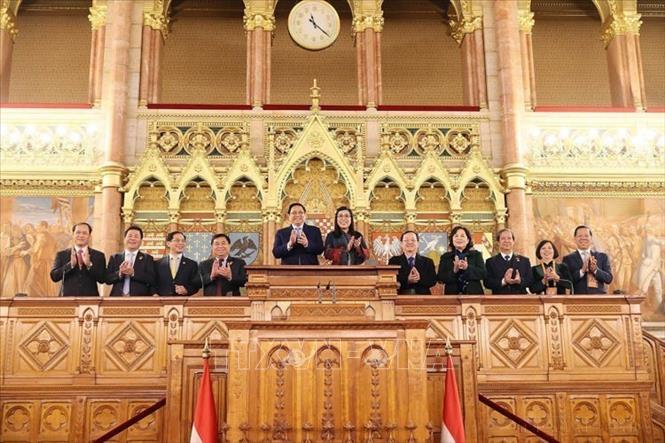 Thủ tướng Phạm Minh Chính và Phu nhân tham quan Nhà Quốc hội Hungary ở thủ đô Budapest (19/1/2024). Ảnh: Dương Giang - TTXVN