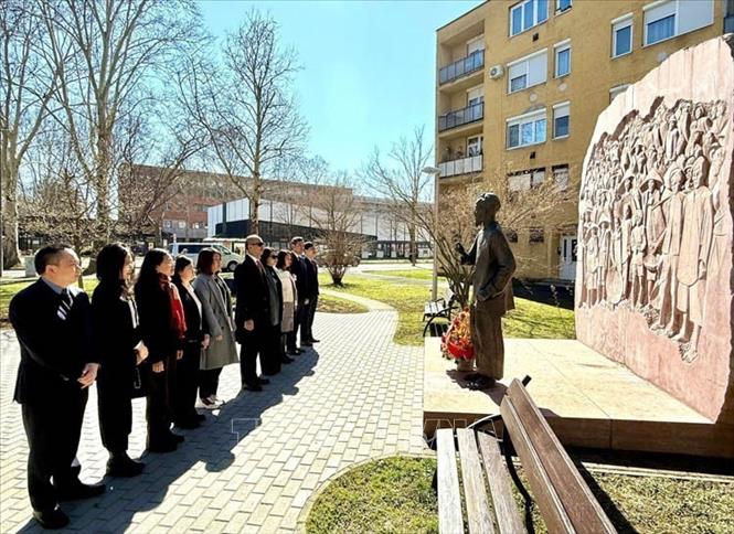 Đoàn công tác Đại sứ quán Việt Nam tại Hungary đặt hoa tại Tượng đài Chủ tịch Hồ Chí Minh ở thành phố Zalaegerszeg (20/3/2025). Ảnh: TTXVN phát