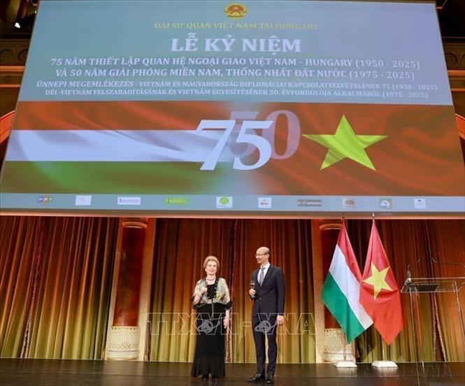 Đại sứ Việt Nam tại Hungary Bùi Lê Thái và Phó Chủ tịch thứ nhất Quốc hội Hungary Márta Mátrai tham dự lễ kỷ niệm 75 năm thiết lập quan hệ ngoại giao Việt Nam - Hungary (3/2/1950 – 3/2/2025) và 50 năm Ngày giải phóng miền Nam, thống nhất đất nước (30/4/1975 - 30/4/2025), diễn ra tại thủ đô Budapest. Ảnh: TTXVN phát