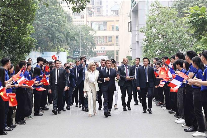 French President Emmanuel Macron and his spouse visit the USTH. VNA Photo: An Đăng 