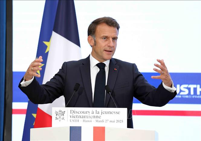 French President Emmanuel Macron talks with USTH students. VNA Photo: An Đăng 