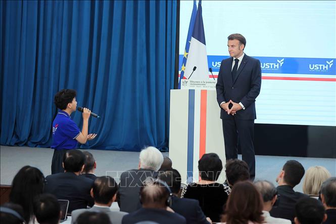 French President Emmanuel Macron talks with USTH students. VNA Photo: An Đăng 