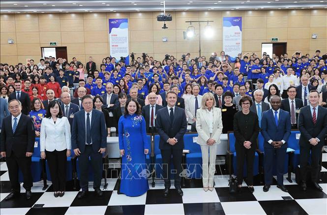 French President Emmanuel Macron, his spouse and Vice State President Vo Thi Anh Xuan among others in the meeting. VNA Photo: An Đăng 