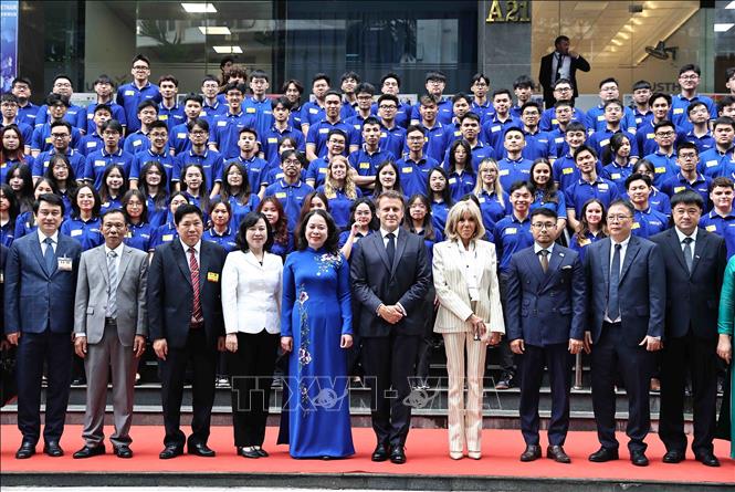 French President Emmanuel Macron, his spouse and Vice State President Vo Thi Anh Xuan with USTH lecturers and students. VNA Photo: An Đăng 
