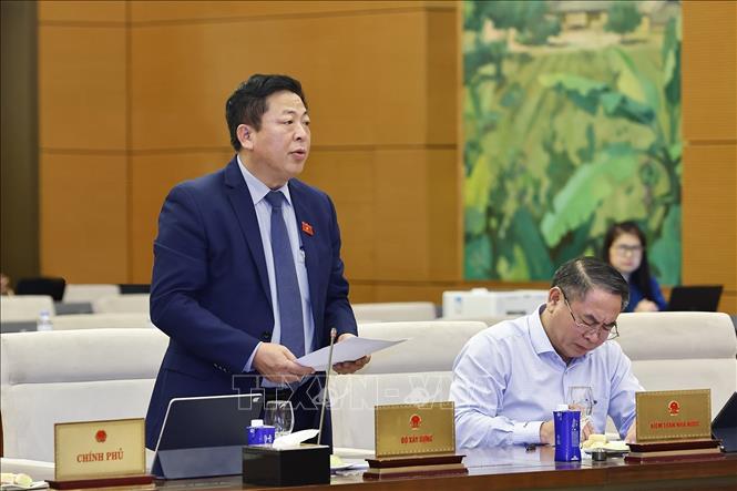 Bộ trưởng Bộ Xây dựng Trần Hồng Minh trình bày tóm tắt báo cáo tiếp thu, giải trình, chỉnh lý. Ảnh: Doãn Tấn - TTXVN