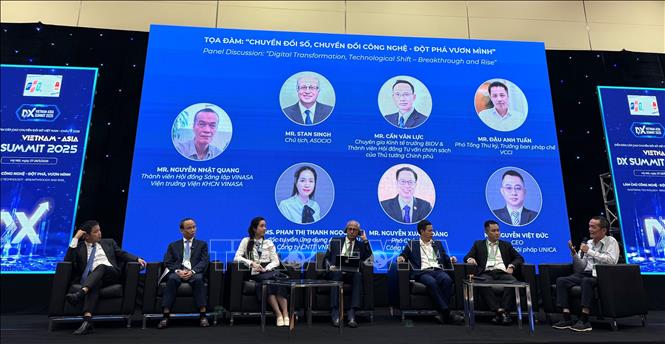The speakers at the summit. VNA Photo: Hoàng Vân
