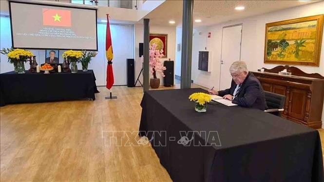 Ông Jan van Zanen, Thị trưởng thành phố La Hay, ghi sổ tang. Ảnh: TTXVN phát