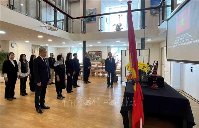 Cán bộ, nhân viên Đại sứ quán Việt Nam tại Hà Lan, viếng nguyên Chủ tịch nước Trần Đức Lương. Ảnh: TTXVN phát