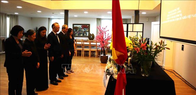 Đại diện Ban chấp hành Hội người Việt Nam tại Hà Lan viếng nguyên Chủ tịch nước Trần Đức Lương. Ảnh: TTXVN phát