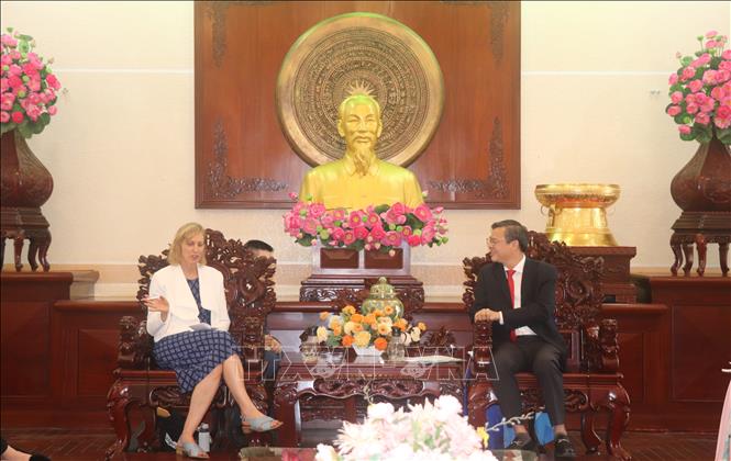 Bà Susan Burns, Tổng Lãnh sự Hoa Kỳ tại Thành phố Hồ Chí Minh thông tin về hợp tác với thành phố Cần Thơ ở một số lĩnh vực. Ảnh: Thu Hiền - TTXVN