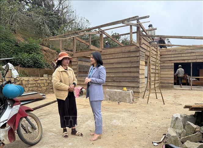 Bà Lơ Mu Ka Jiêng (thôn 3, xã Đạ Sar) huy động người thân tháo dỡ nhà gỗ cũ để chuẩn bị xây nhà mới từ chương trình xoá nhà tạm, nhà dột nát của địa phương. Ảnh: Nguyễn Dũng – TTXVN 