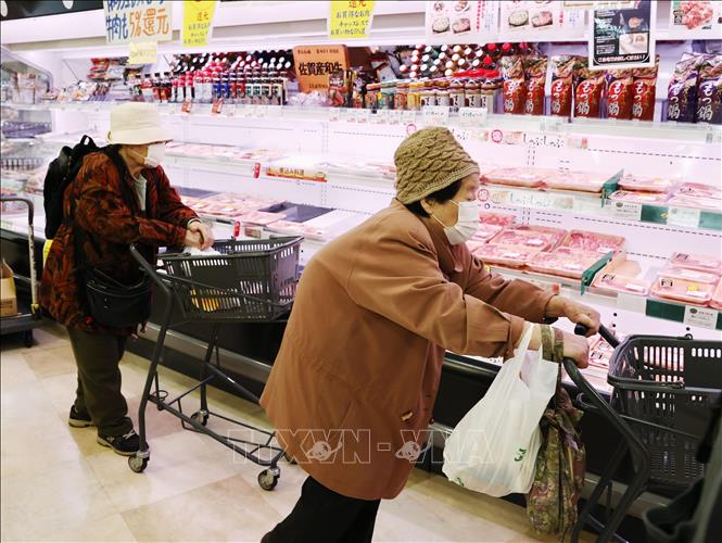 Người tiêu dùng mua sắm tại siêu thị ở Tokyo, Nhật Bản. Ảnh: Kyodo/TTXVN