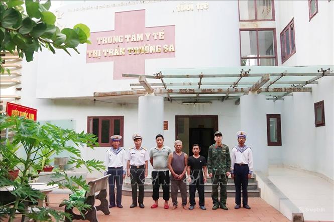 Ngư dân Võ Tấn Nước (đứng giữa) tại thời điểm được xuất viện. Ảnh: TTXVN phát